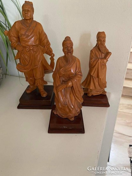 Fából faragott kínai figurák