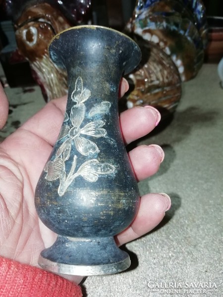 Míves régi fém váza a képeken látható állapotban van
