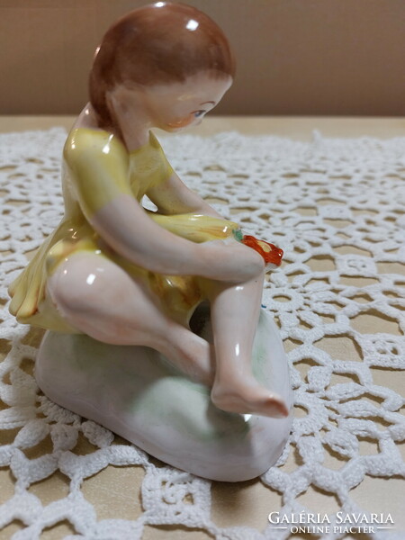 Bodrogkeresztúri porcelán figura, sárga ruhás lány virággal