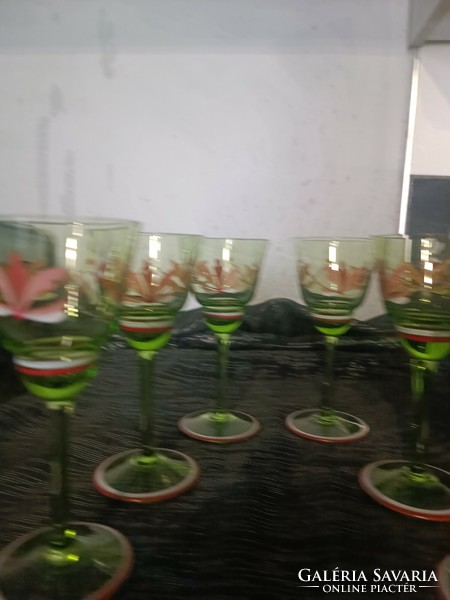 Gyönyörű smaragd zöld talpas poharak