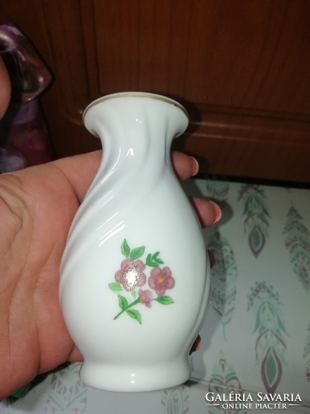 Porcelán váza 27. a képeken látható állapotban van