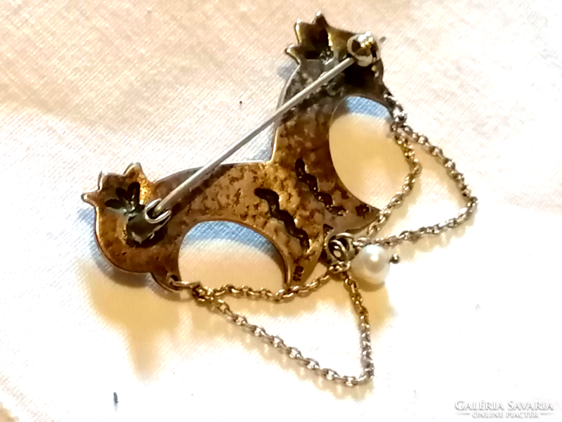Very attractive, modern silver brooch, decorated with white pearls 38.