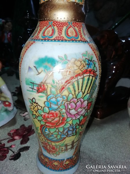 Porcelán váza Chinai 14. a képeken látható állapotban van