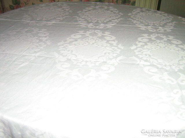 Elegant damask tablecloth with a beautiful pink toledo and baroque pattern