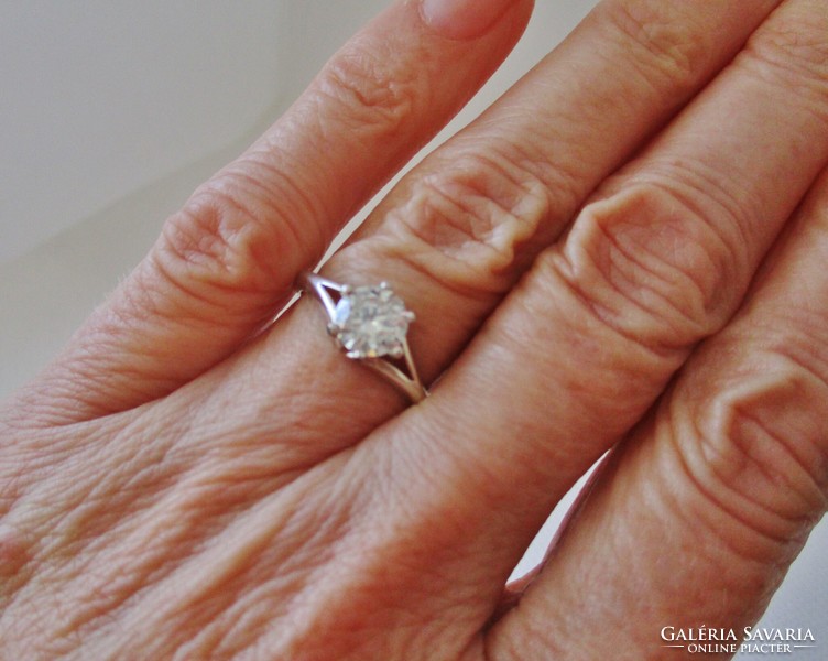 Szép ezüst eljegyzési gyűrű, 0,85ct moissanit gyémánttal