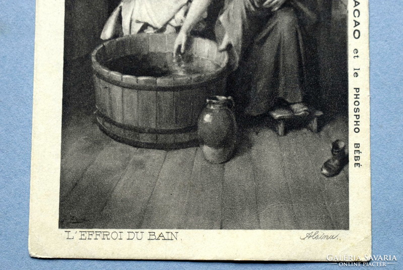 Antik metszetszerű  művész  képeslap -  gyermekét fürdető anya