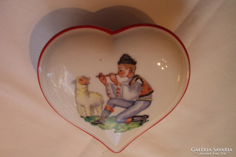 Szív alakú porcelán bonbonier,furulyázó kisfiú motívummal.(talpán Budapest felirattal)