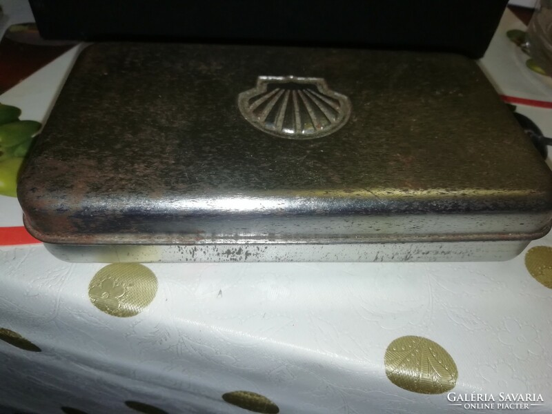 Old shell tool and box are in the condition shown in the pictures