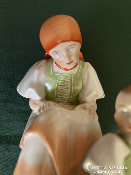 Régi pajzspecsétes Zsolnay Sinkó Anya gyermekével porcelán figura (P0004)