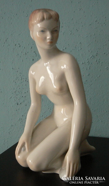 Kneeling female nude aquincum porcelain