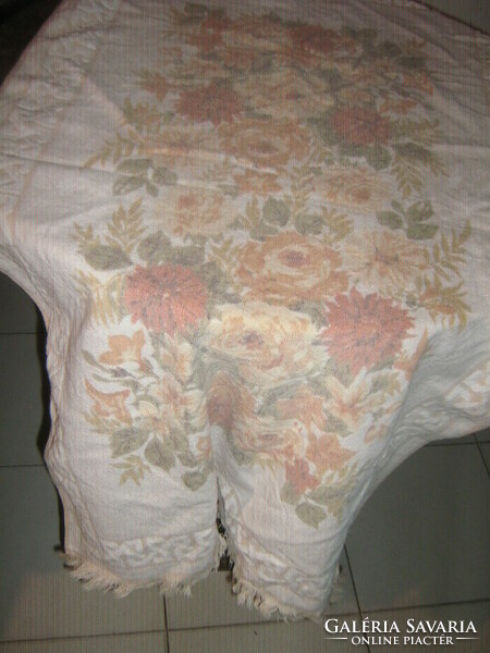 Bájos vintage rózsás pasztell színű rojtos törölköző