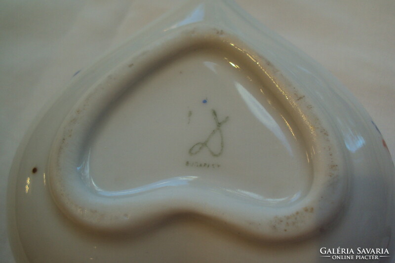 Heart-shaped porcelain bonbonier with a motif of a boy playing the flute. (Budapest inscription on the base)