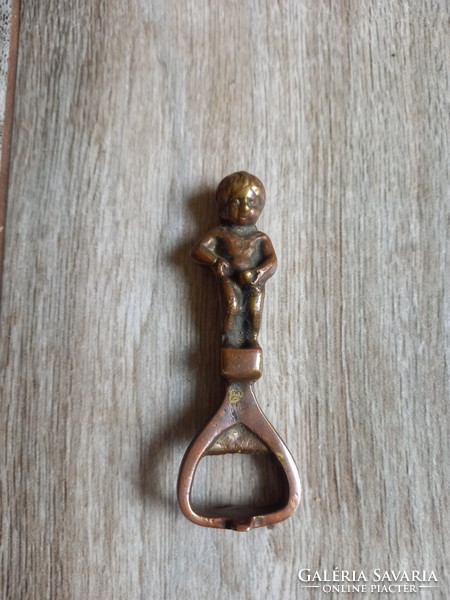 Nice old bronze bottle opener (boy peeing, 8.8x3x1.3 cm)
