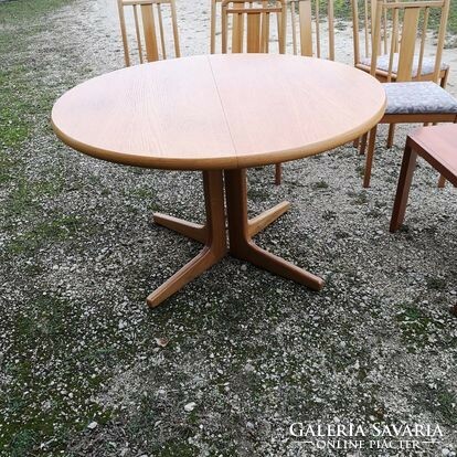 Oak veneered round extendable table with 6 chairs
