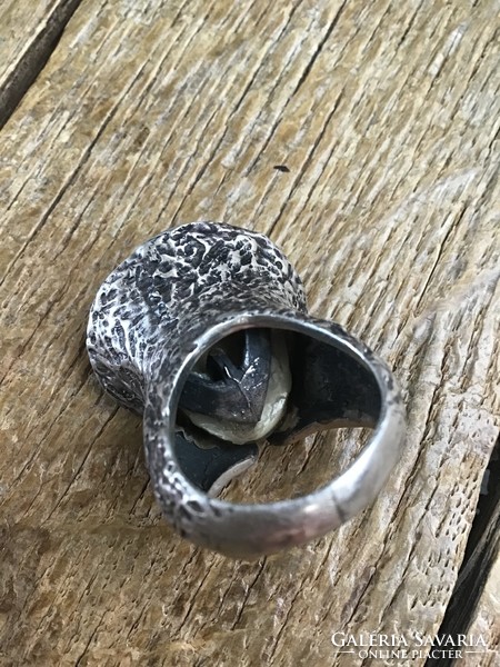 Régebbi különleges kézműves ezüstgyűrű hatalmas igazgyöngy héj díszítéssel