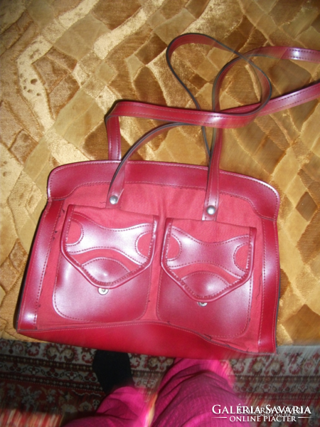 Burgundy women's bag, with a small manufacturing defect,/ adhesive/ long handle does not affect its use,