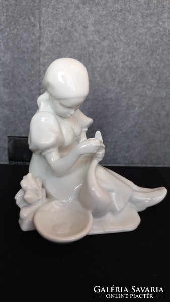 Zsolnay fehér porcelán Libatömő lány, jelzés nélküli, 17 cm magas, aljának átmérője: 15 cm,