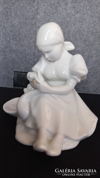 Zsolnay white porcelain goose stuffing girl, unmarked, 17 cm high, bottom diameter: 15 cm,