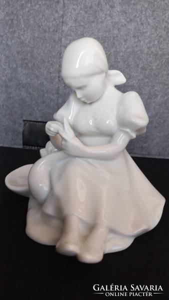 Zsolnay fehér porcelán Libatömő lány, jelzés nélküli, 17 cm magas, aljának átmérője: 15 cm,