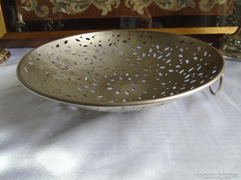 Handmade metal bowl. Diam.: 22.8 Cm.
