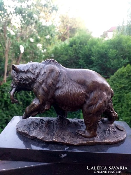 The bear caught a fish - bronze sculpture art object