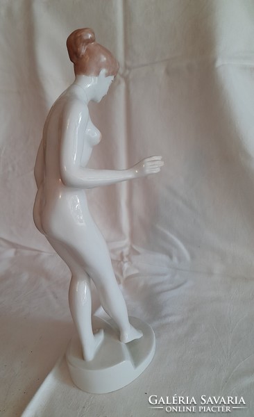Aquincum porcelain. Nude entering water