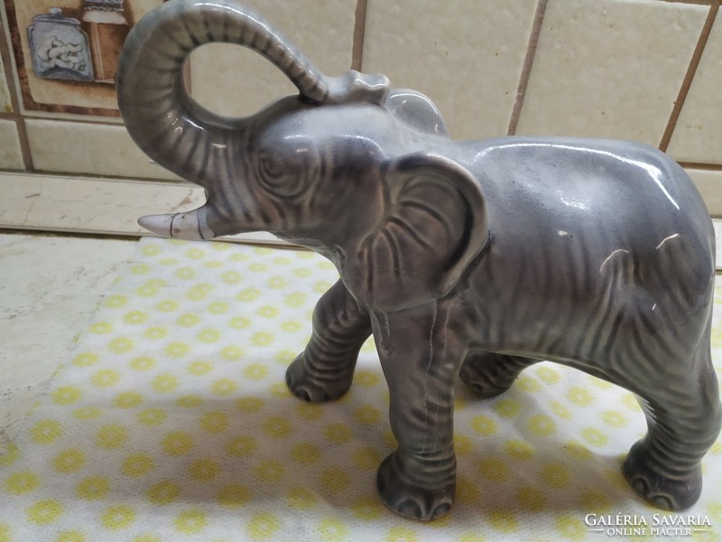 Nagyméretű porcelán elefánt eladó!