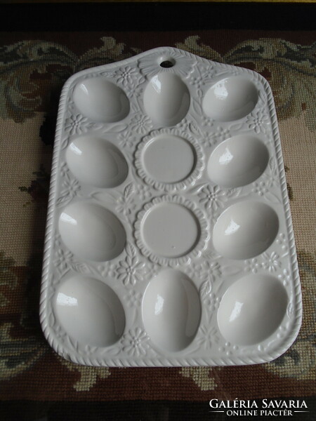 White ceramic Easter egg bowl.