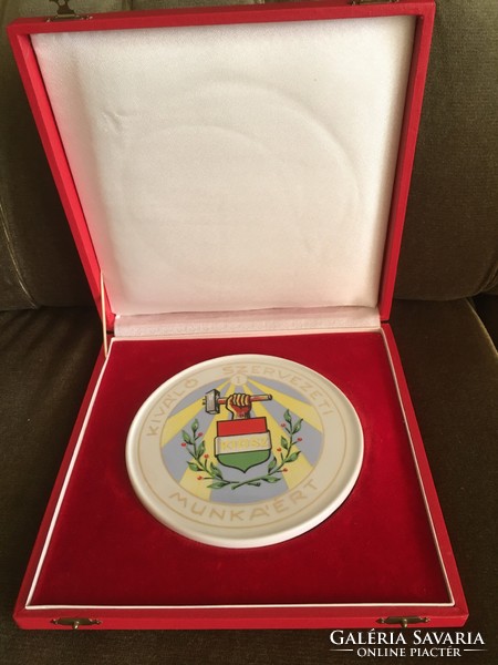 KIOSZ KIVÁLÓ SZERVEZETI MUNKÁÉRT  kitüntetés hollóházi porcelán plakett dobozában