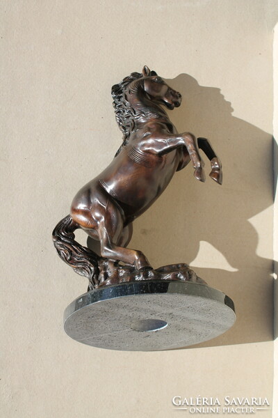 Ágaskodó ló bronzszobor