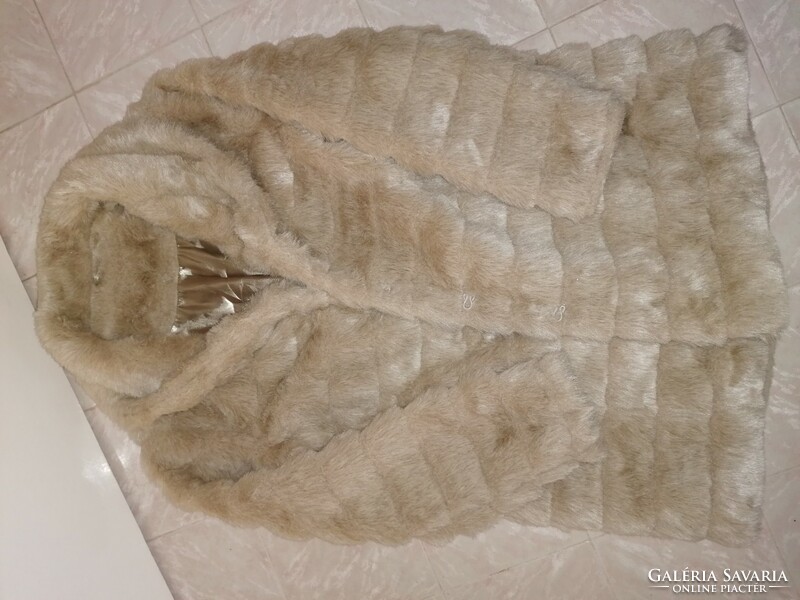 Women's elegant faux fur coat for sale l -s