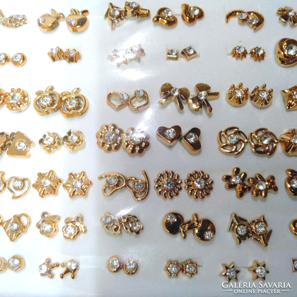 100 pár arany színű fülbevaló szett fémérzékenyeknek 391