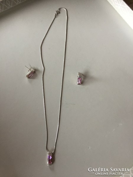 Ezüst (Ag) nyaklánc medállal, fülbevaló párral, rózsaszín csiszolt üveggel, 46 cm, 9,1 gramm (FÉD)