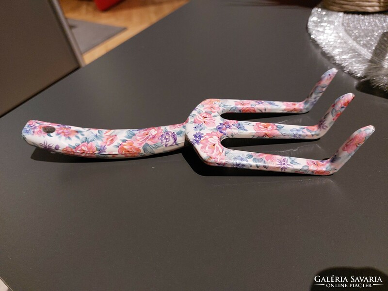 Metal hand rake with rose pattern