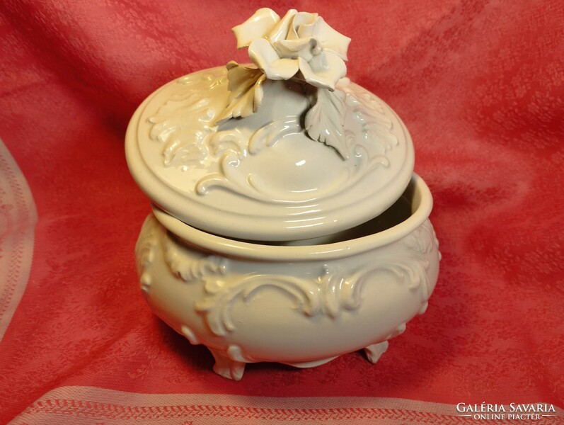 Hófehér porcelán bonbonier, ékszertartó kézzel formázott rózsával