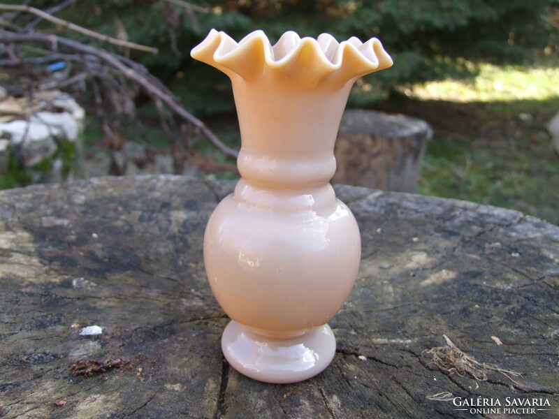 Ruffled frosted glass vase (061125)