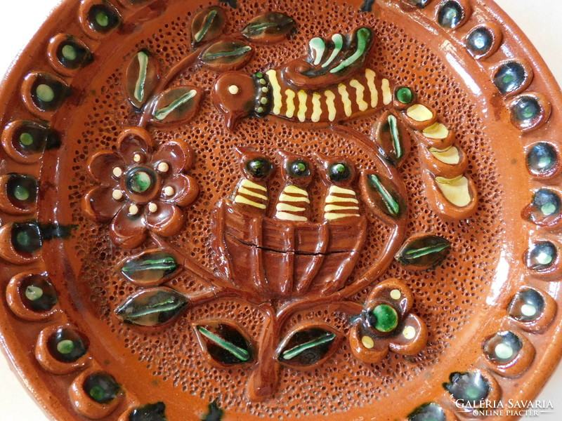 Madaras népi kerámia tányér plasztikus dekorral a szovjet érából 21.5 cm