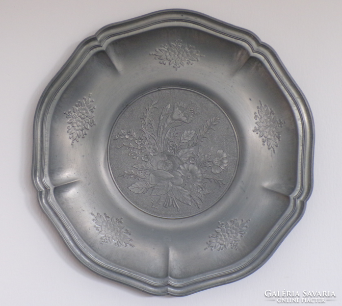 A good-sized (31.5 cm) marked flower pattern pewter wall plate / wall decoration