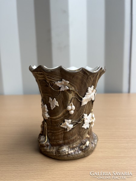 Biszkvit porcelán pohár / plasztikus levél díszítéssel, aranyozott dekorral A58