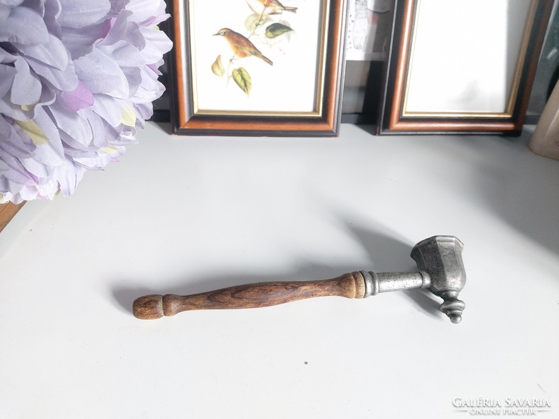 Régi, szép, fa nyelű fém gyertyakoppintó, 22 cm