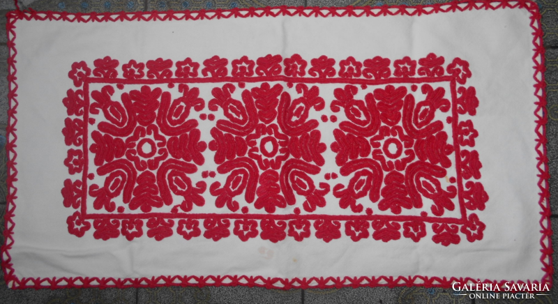 Tablecloth with written embroidery on a linen-woven base, runner 65 cm x 34 cm