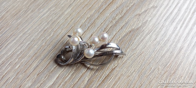 Sterling silver brooch with pearls