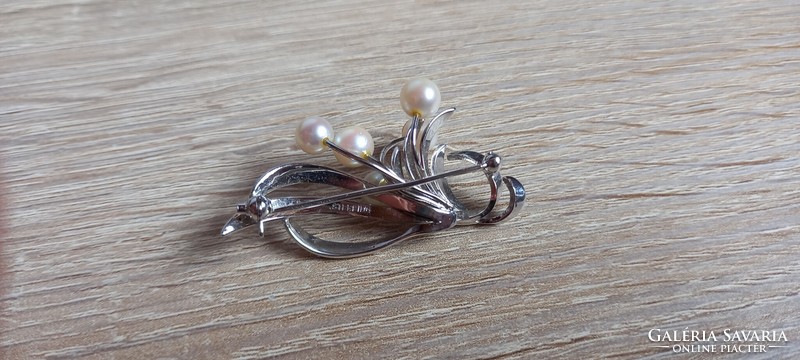 Sterling silver brooch with pearls
