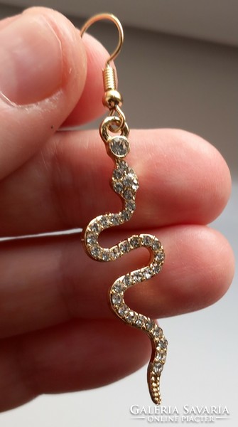Aranyozott strassz kígyó fülbevaló.