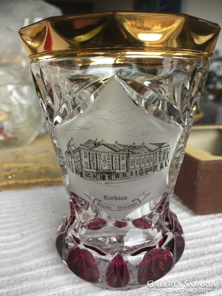 Gyönyörű metszett, csiszolt, gazdagon aranyozott kristály üveg emlékpohár eredeti dobozában (M128)