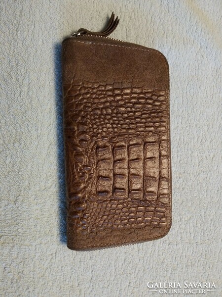 Women's leather wallet.