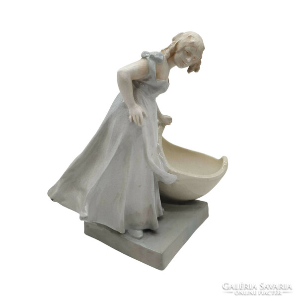 Porcelán Vizet Merítő Nő M00858
