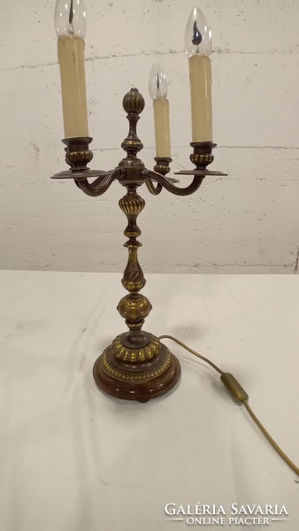 Négykaros, rendkívül dekoratív asztali lámpa