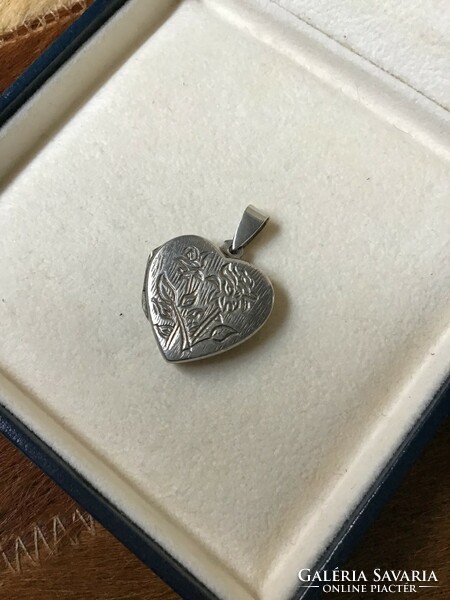 Régi ezüst szív alakú fényképtartó medál