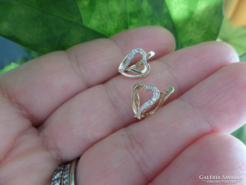 Arany szívecskés fülbevaló pár apró gyémántokkal
